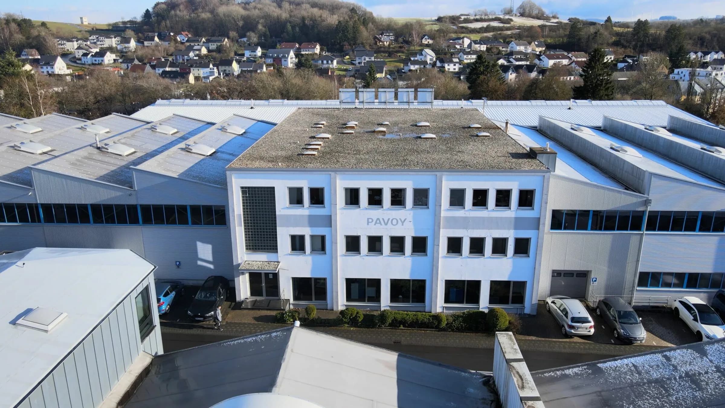 Das Werk in Hillesheim aus der Luft: das Verwaltungsgebäude mit dem Schriftzug PAVOY zwischen den Produktionshallen